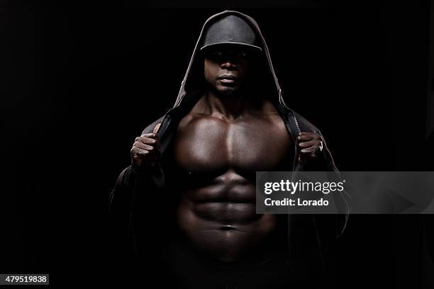 nero muscled con cappuccio uomo che indossa un berretto - black male bodybuilders foto e immagini stock