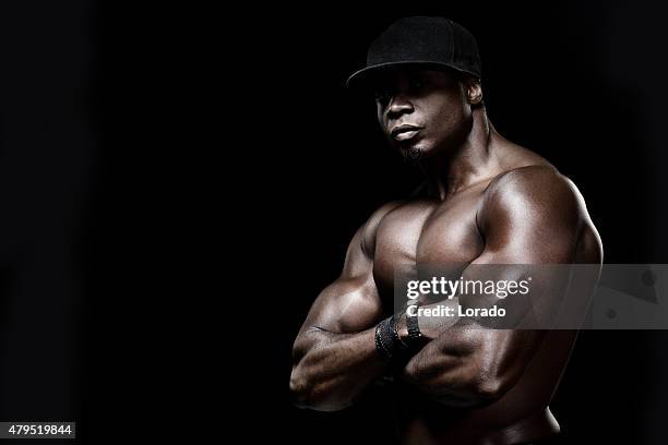 nero muscled maschio indossa un berretto - black male bodybuilders foto e immagini stock