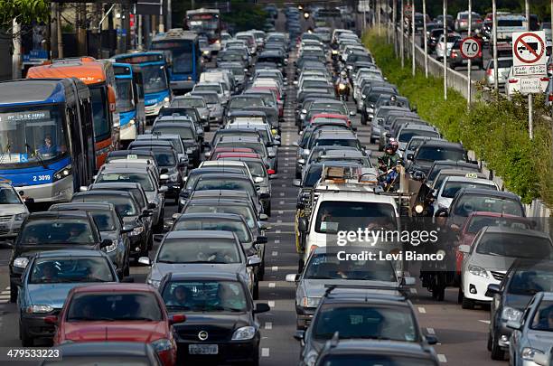 Trânsito congestionado na avenida Moreira Guimarães em São Paulo. | Congested transit on Moreira Guimaraes avenue in São Paulo. | Carro, Carros,...