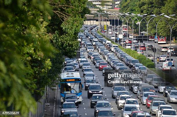 Trânsito congestionado na avenida 23 de Maio em São Paulo, Brasil. | Congested transit on 23 de Maio avenue in São Paulo, Brazil. | Congestión de...