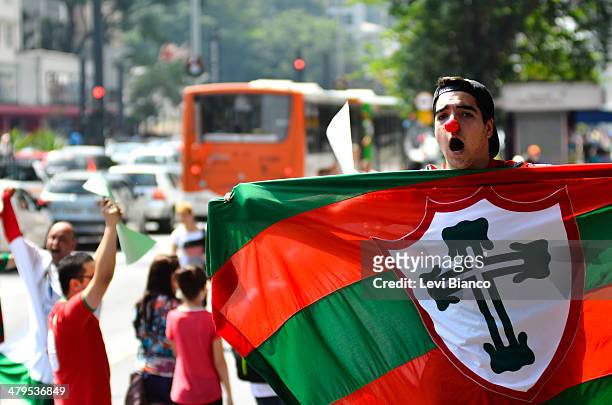 Torcedores da Portuguesa protestaram na Av. Paulista contra o possível rebaixamento do time da Portuguesa, que poderá perder 4 pontos por ter...
