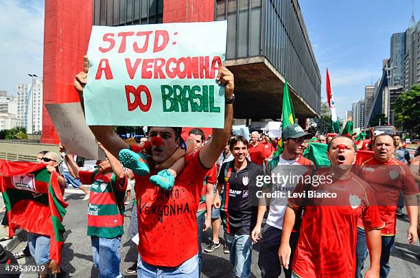 Torcedores da Portuguesa protestaram na Av. Paulista contra o possível rebaixamento do time da Portuguesa, que poderá perder 4 pontos por ter...