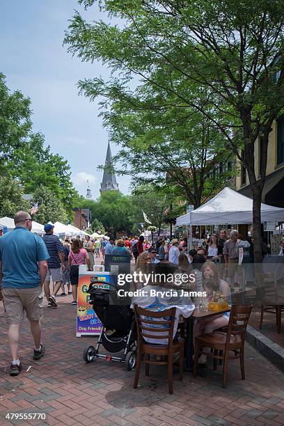 primer domingo de annapolis en west street. - brycia james fotografías e imágenes de stock