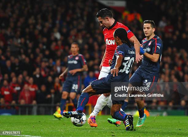 Robin van Persie of Manchester United scores the second goal during the UEFA Champions League Round of 16 second round match between Manchester...