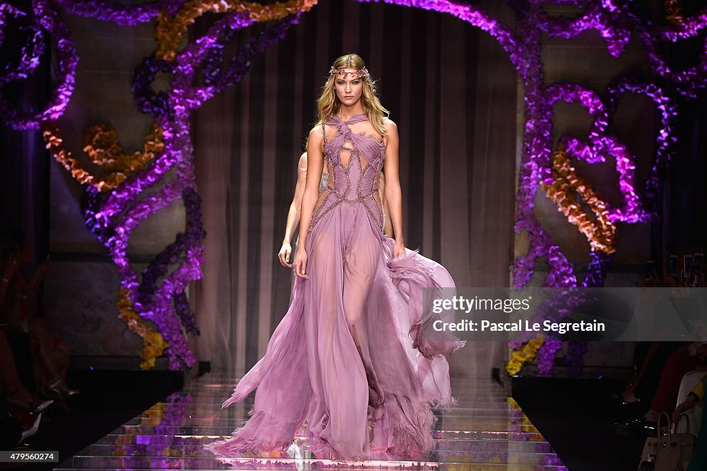 Atelier Versace : Runway - Paris Fashion Week - Haute Couture Fall/Winter 2015/2016