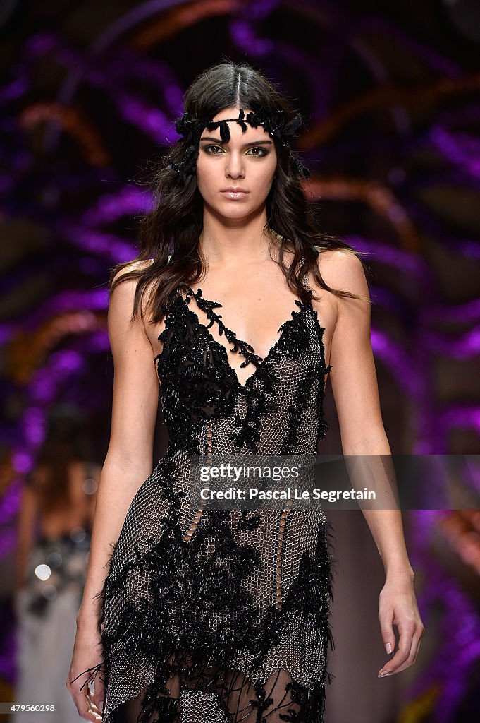 Atelier Versace : Runway - Paris Fashion Week - Haute Couture Fall/Winter 2015/2016