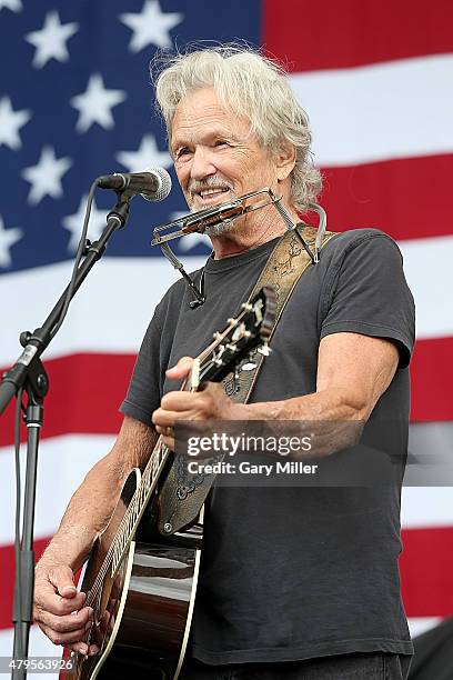 Kris Kristofferson performs in concert during Willie Nelson's 42nd Annual 4th of July Picnic at Austin360 Amphitheater on July 4, 2015 in Austin,...