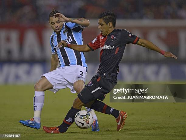 Brazil's Gremio's defender Para vies for the ball with Argentina's Newell's Old Boys' midfielder Victor Figueroa during their Copa Libertadores 2014...