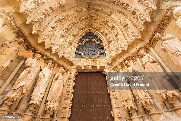 reims cathedral entrance - catedral de reims fotografías e imágenes de stock