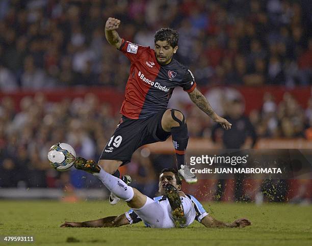 Argentina's Newell's Old Boys' midfielder Ever Banega vies for the ball with Brazil's Gremio's midfielder Christian Riveros during their Copa...