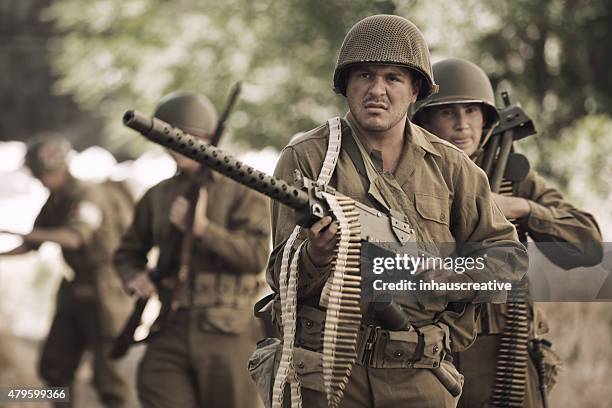 ww2 soldiers on patrol - machinegeweer stockfoto's en -beelden