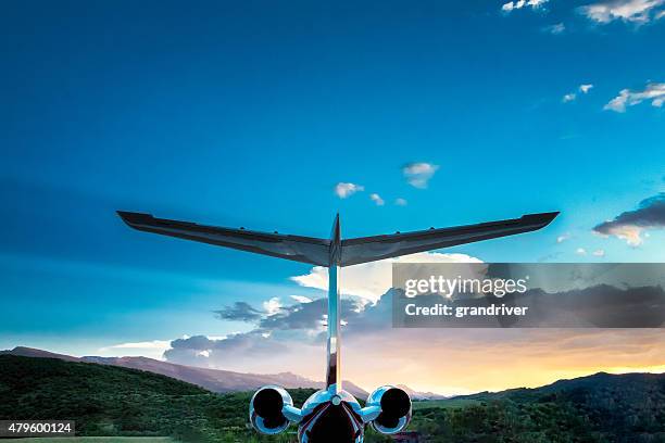 プライベートジェットでは、山の夕暮れ - 機体尾部 ストックフォトと画像