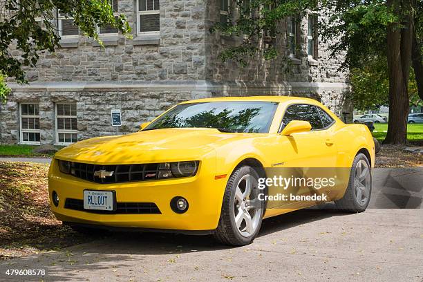 yellow chevrolet camaro rs - chevrolet-camaro-super-sport stockfoto's en -beelden