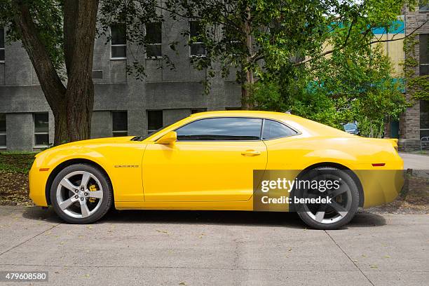 jaune chevrolet camaro rs - chevrolet camaro photos et images de collection