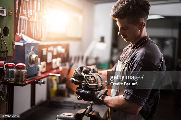 arbeiter reparieren elektrischer motor in einem workshop. - elektromotor stock-fotos und bilder