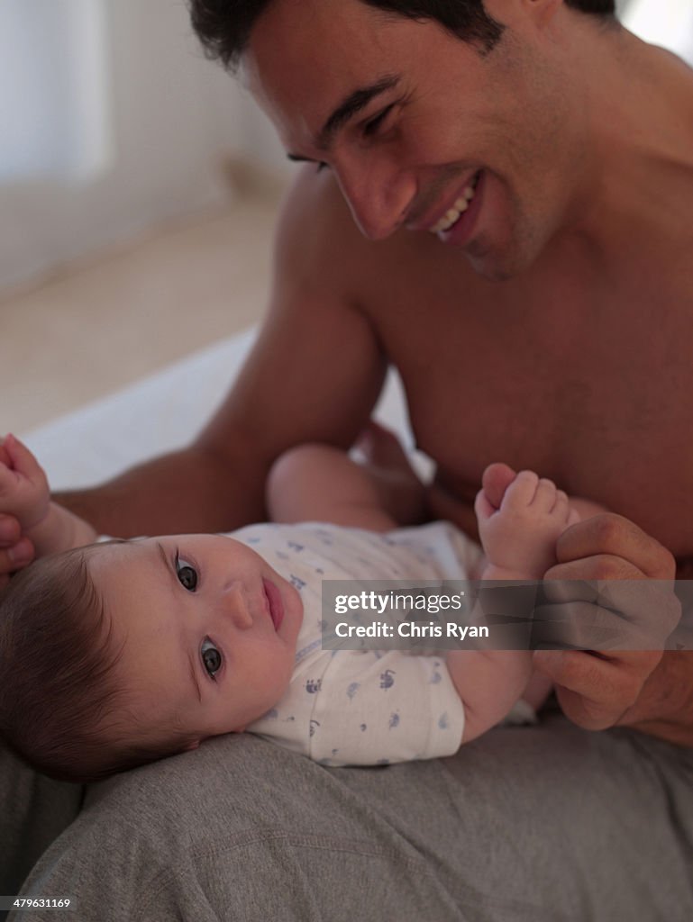 Padre jugando con hija bebé