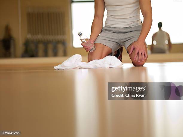 hombre tomando un descanso del trabajo en un salón de ejercicios - floor gymnastics fotografías e imágenes de stock