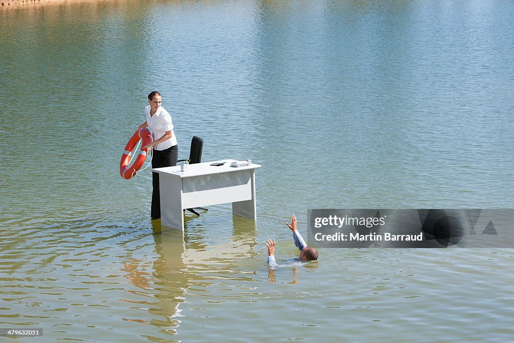 ビジネスウーマンのラウンジでは、デスクで水に浮揚