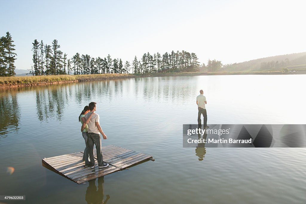 Un homme debout sur l'eau avec homme et femme en regardant