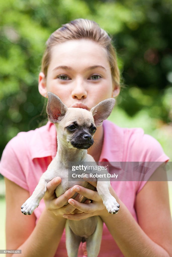 Teenager-Mädchen mit den Welpen Hund