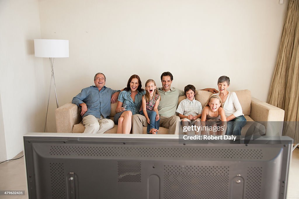 Uma jovem Família com avós Ver Televisão