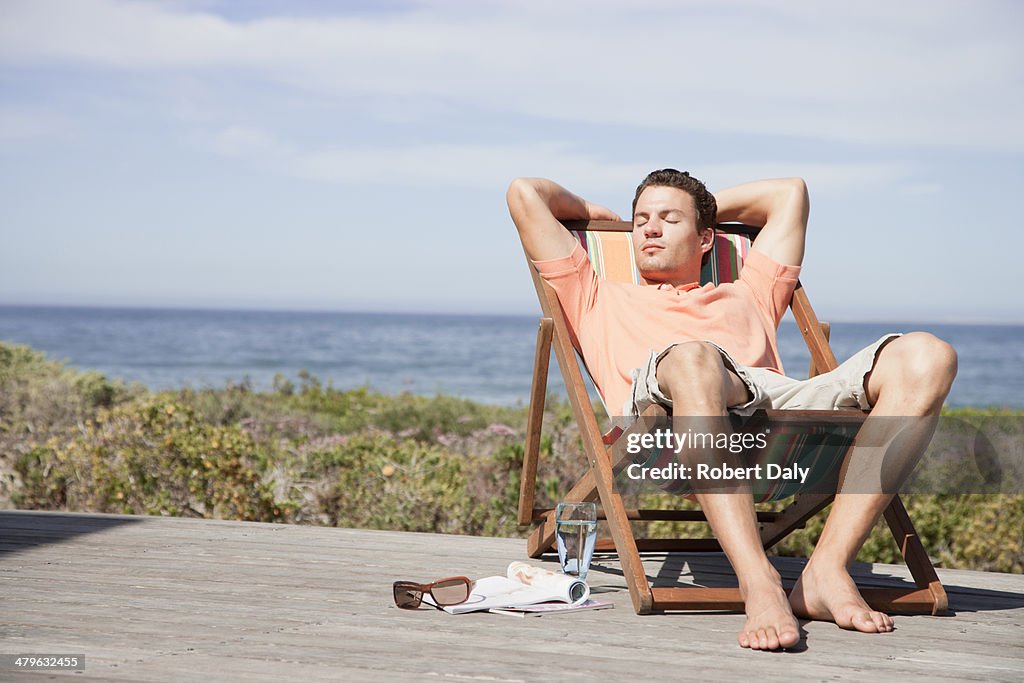 Hombre relajarse en una tumbona