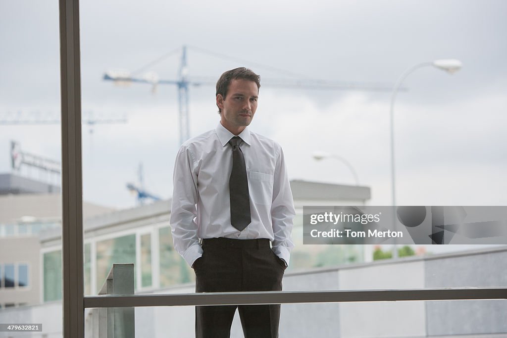 Uomo d'affari sul balcone