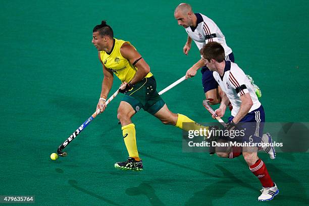 Chris Ciriello of Australia gets past Nick Catlin and Henry Weir of Great Britain during the Fintro Hockey World League Semi-Final match between...