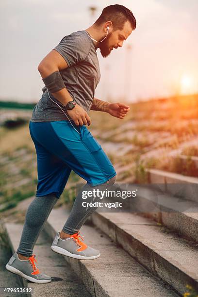 laufen auf der oberen ebene in der stadt. - fat guy running stock-fotos und bilder