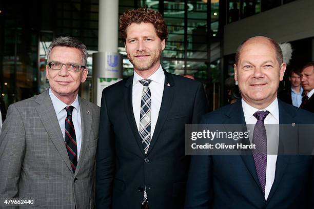 Thomas de Maiziere , CEO of the Olympia Hamburg 2024 Nikolas Hill and First mayor of Hamburg Olaf Scholz poses on July 6, 2015 in Hamburg, Germany.