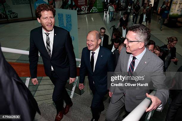 Thomas de Maiziere , CEO of the Olympia Hamburg 2024 Nikolas Hill and First mayor of Hamburg Olaf Scholz before the meeting on July 6, 2015 in...