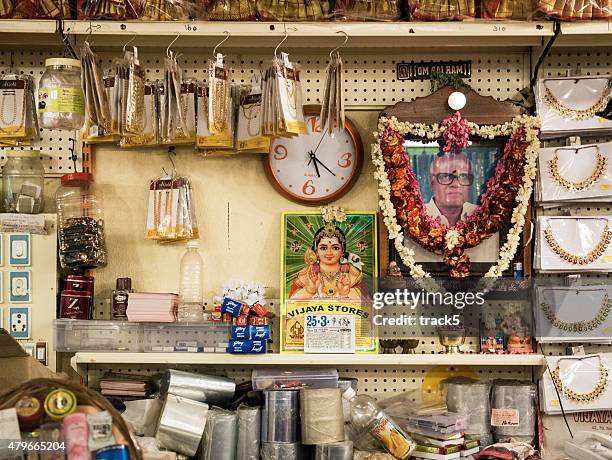 indian boutique avec un temple hindou de personnel - chennai photos et images de collection