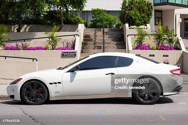 blanco maserati granturismo - maserati fotografías e imágenes de stock