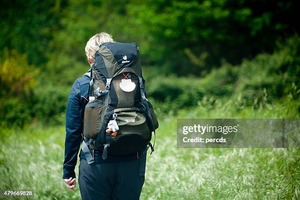 peregrino con mochila y tiradores en el camino de santiago ",pilgrim avec sac à dos et noix de saint-jacques de la camino de santiago" - pilgrims fotografías e imágenes de stock