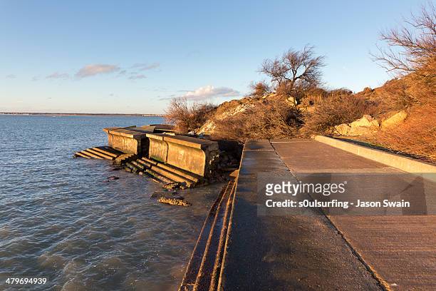 landslip at totland bay - s0ulsurfing stock pictures, royalty-free photos & images