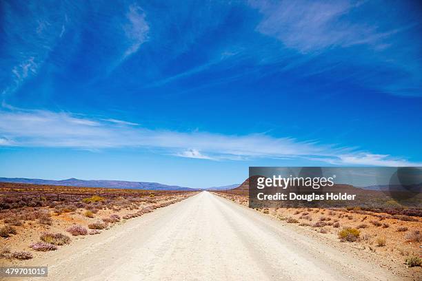 a dirt road through the great karoo, breede river valley, breede river valley, western cape province, south africa - the karoo stock-fotos und bilder
