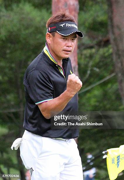 Tetsuji Hiratsuka of Japan reacts during the final round of the Asia-Pacific Panasonic Open at Biwako Country Club on September 25, 2011 in Ritto,...