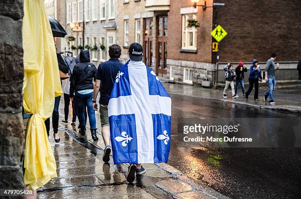 man passing by wearing flag province of quebec - canadians celebrate national day of independence 個照片及圖片檔