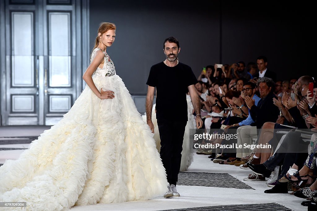 Giambattista Valli : Runway - Paris Fashion Week - Haute Couture Fall/Winter 2015/2016