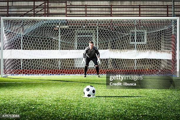 football match in stadium: penalty kick - goalkeeper soccer stockfoto's en -beelden