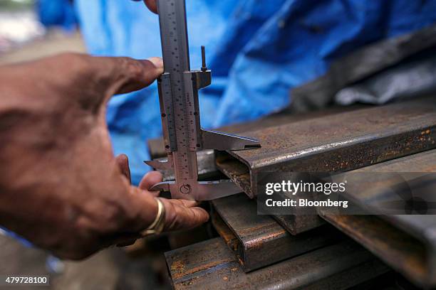 Worker Using Calipers 467 How To Use Vernier Caliper Stock Photos, High-Res Pictures, and ...