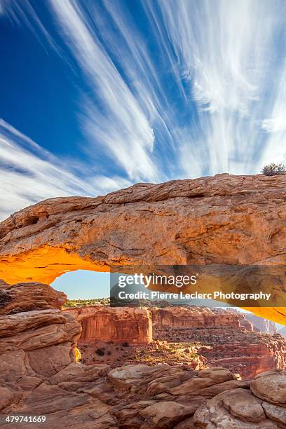 red sunrise glow at mesa arch - mesa arch stockfoto's en -beelden