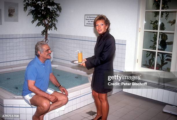 "Omar Sharif, Monica Müller, Jungbrunnen-Kur am in der ""Aslan-Klinik"" in Olsberg, Deutschland. "