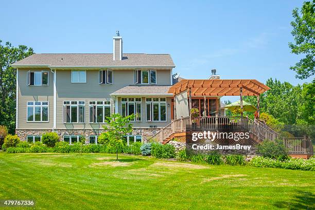 grande idéal, à la maison avec terrasse couverte, le pergola - pergola bois photos et images de collection
