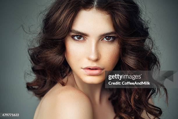 foto de estudio del joven hermosa mujer - ojos marrones fotografías e imágenes de stock