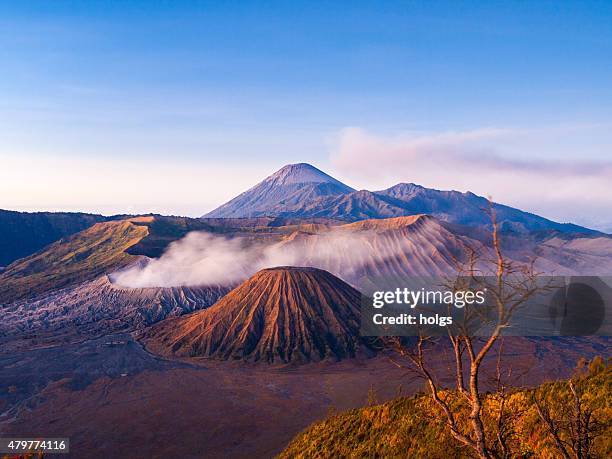 gunung bromo volcán indonesia - bromo crater fotografías e imágenes de stock