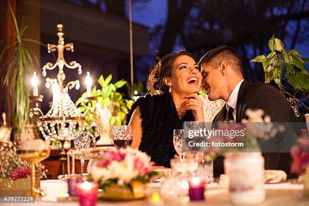 casal jovem tendo um jantar no restaurante. - couple fine dining imagens e fotografias de stock