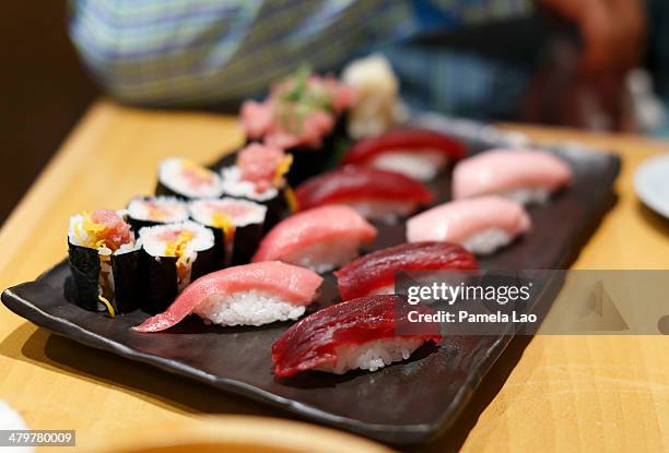 tuna sushi set - mercato del pesce di tsukiji foto e immagini stock