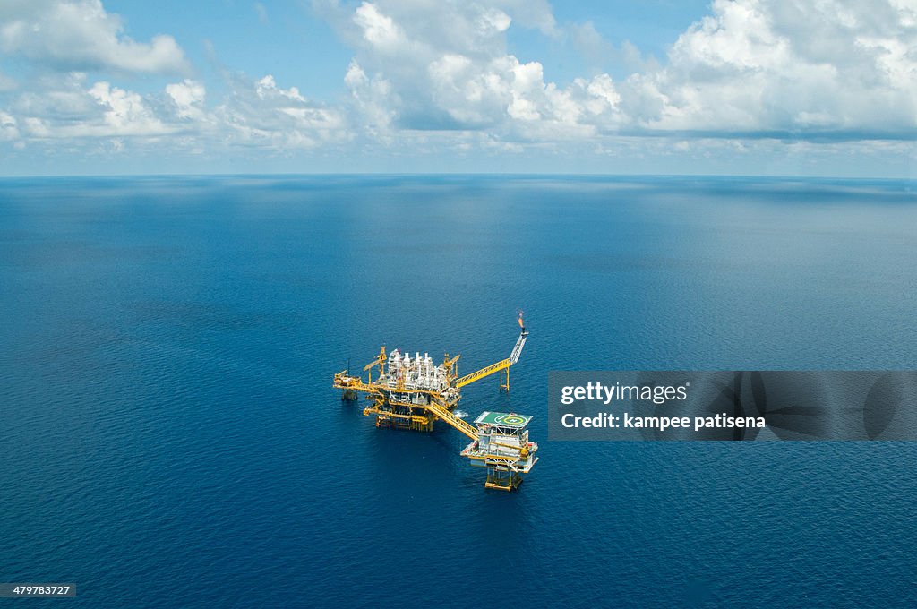 Oil and gas drilling platform