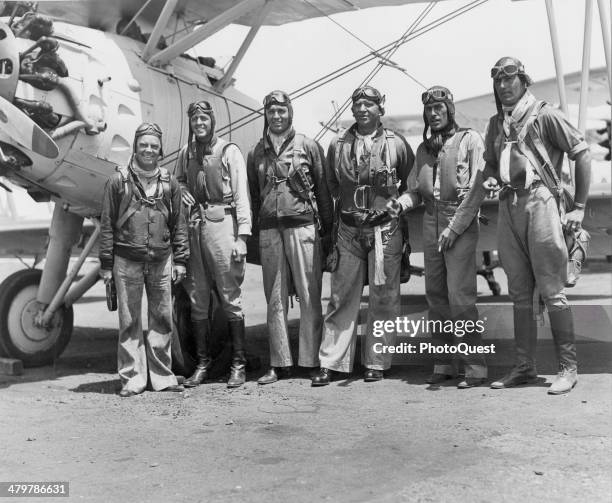 Actors Cliff Edwards , Clark Gable, and Wallace Beery pose with Naval Aviators Lt John Thatch USN , Lt Duckworth USN, and Lt Southworth USN during...